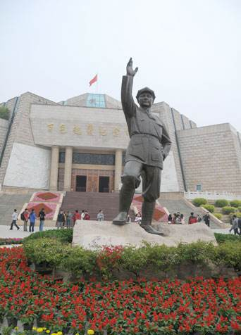 毛主席会见英国贵宾，提到香港问题，指着邓小平：那时是他们的事