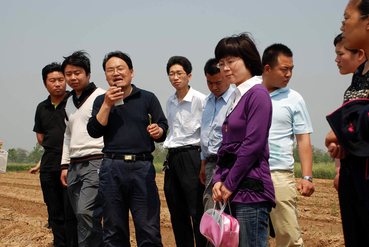 想考公务员的学生注意，这四个岗位看似风光，实际都是“合同工”