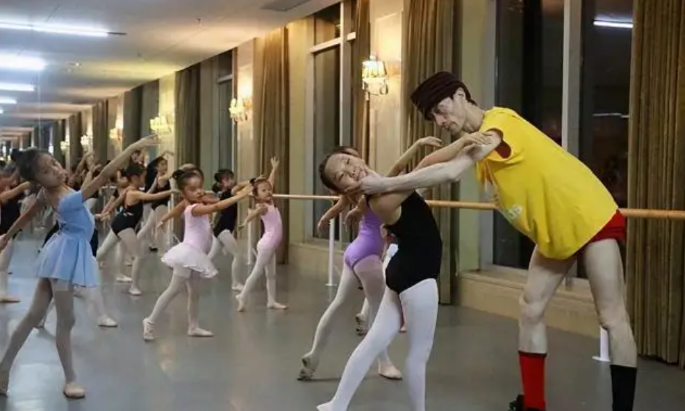 46岁“巨婴”郭冷：除了跳舞，连衣服都不会洗，年入百万无人敢嫁