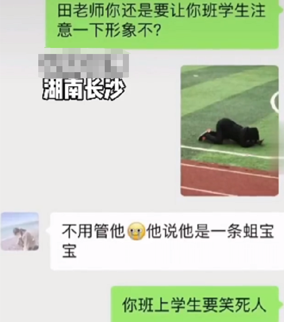 大学生得知放假后太兴奋，在操场上“放飞自我”，父母看了很尴尬