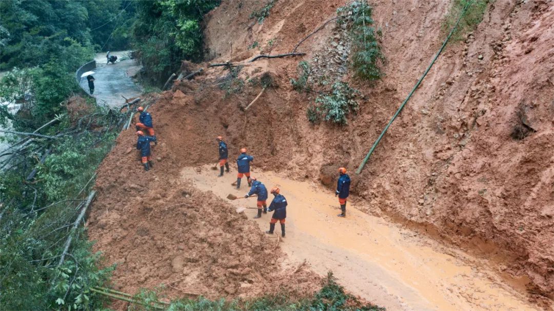 「防灾减灾」连城：暴雨致道路溜方受阻 部门联动抢修保畅通