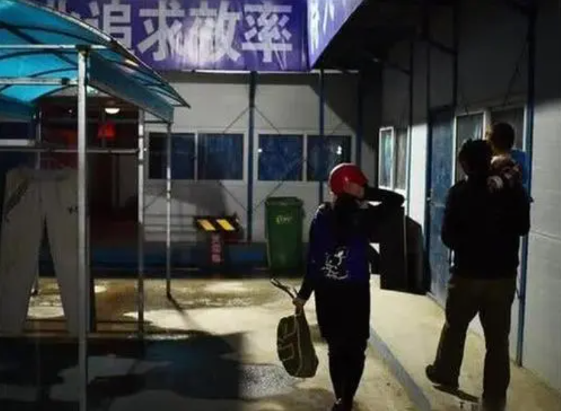 24岁外国女大学生倒追45岁农民工，今已成婚生子，计划在成都买房