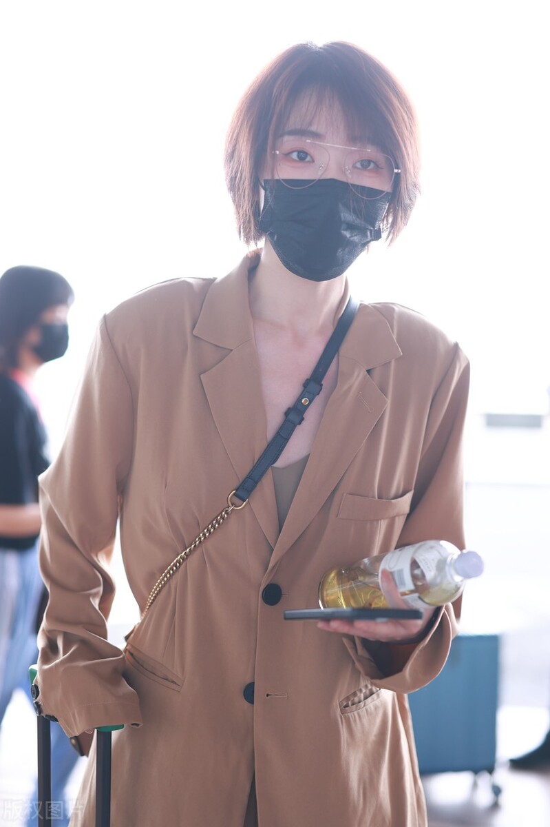 刘恋现身北京机场 笑容甜美眼神迷人