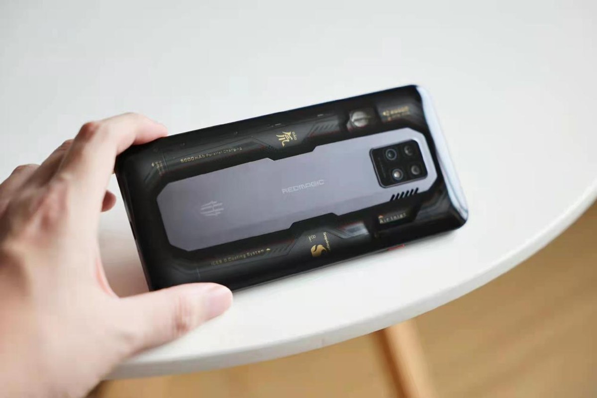 今天10点，红魔7系列携业内顶级配置全面开售，尝鲜价3899元起