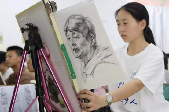 考试仅剩2分钟，美术生考场“放飞自我”，绘画内容不忍直视