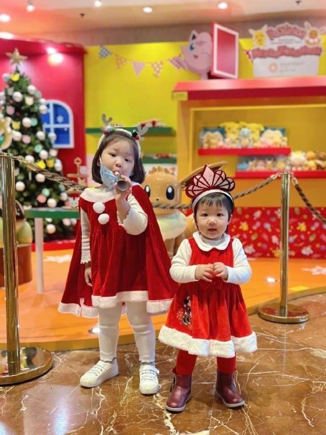 王祖蓝晒俩女儿萌态，天韵和妹妹分享冰墩墩，可爱懂事越长越漂亮