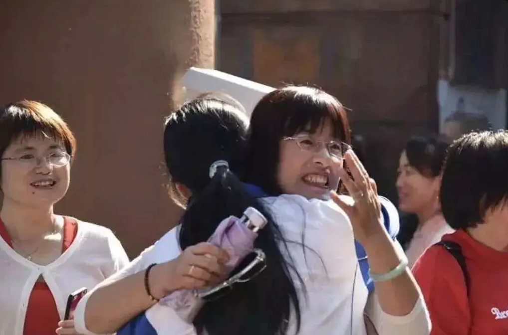 父母为孩子“高考”做过哪些事？穿旗袍并不稀奇，紫色裤衩更奇怪