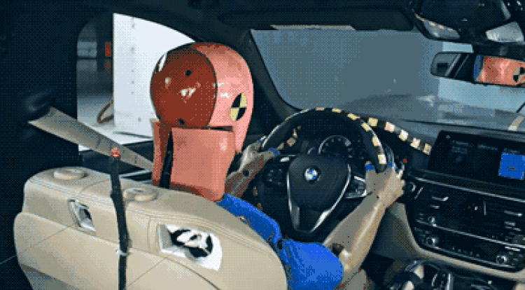 可怕，英女子坐副驾翘脚，安全气囊以200km/h爆开，股骨插进屁股