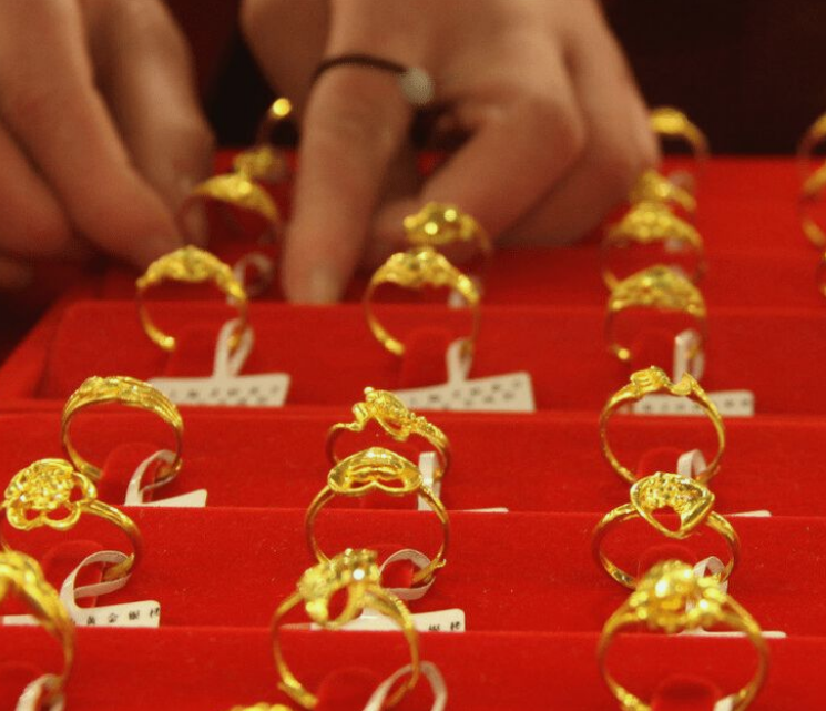 黄金价格跌幅巨大，中国大妈已经蠢蠢欲动，现在抄底合适吗？