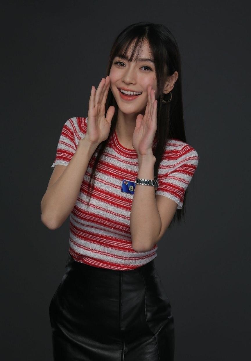 杨颖穿朴素的服装也很好看，低调的条纹服装，在她身上就更高级