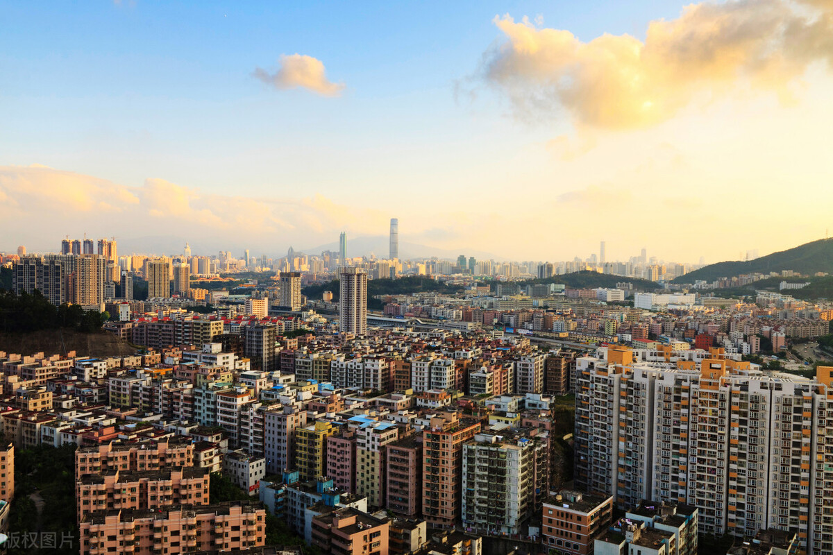 普通大学毕业跟2个同学坐车到深圳北站后挥手道别，各奔东西