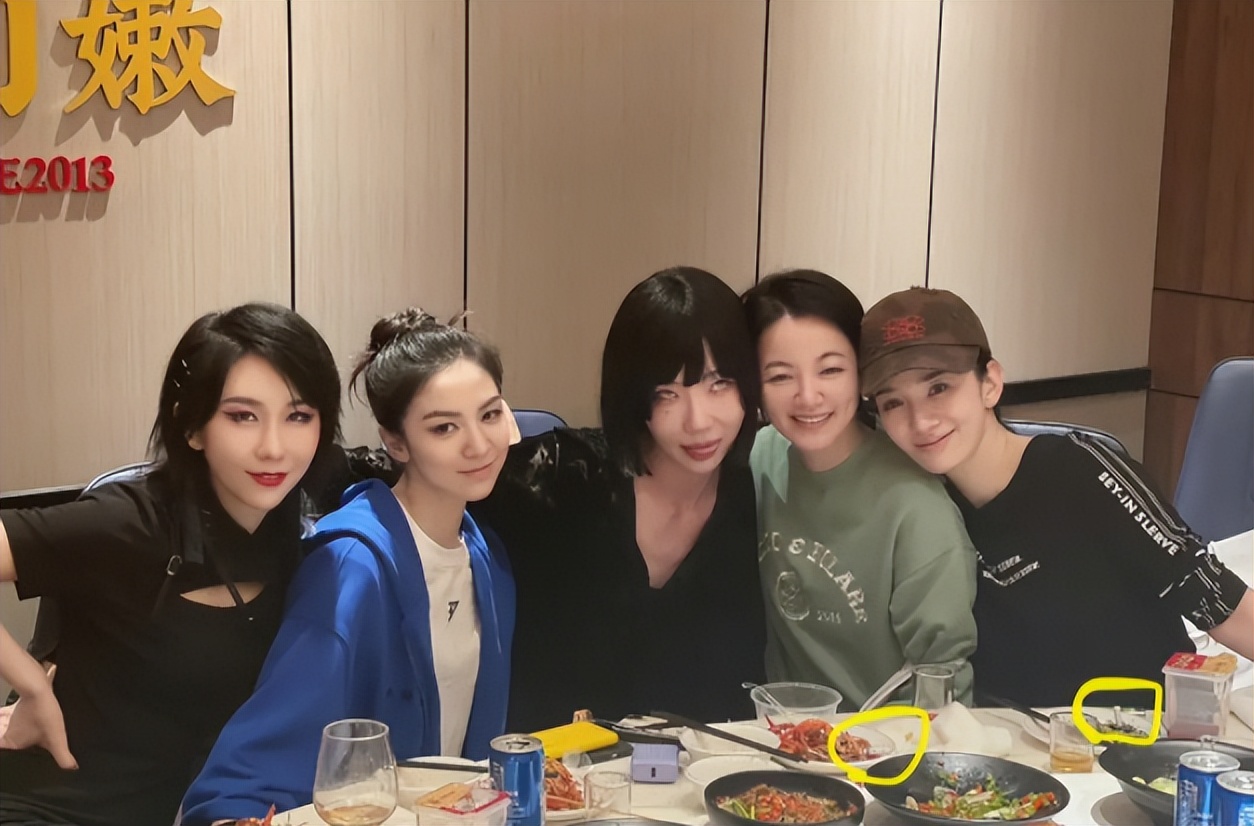 《浪姐3》聚餐吸烟惹争议，大合照直接拍到烟盒，按照规定应罚款