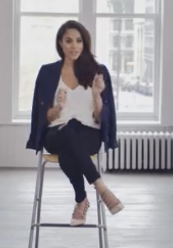 做代言人时顺走的高跟鞋，梅根还在拍订婚照时穿？网友：非常像