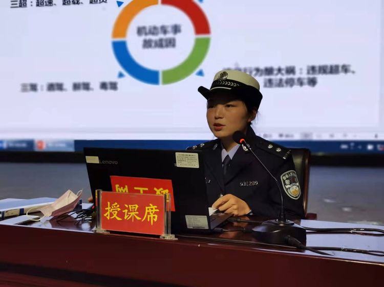 “藏青蓝”遇到“橄榄绿”汉中交警送安全进军营