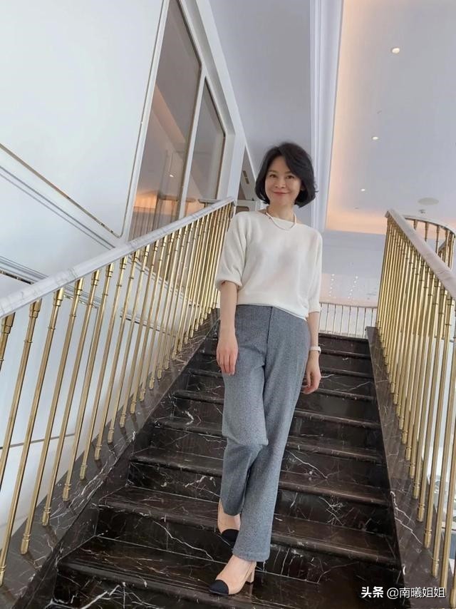 这是我见过最优雅的50+妈妈，不露腰不秀腿，却比明星还有气质