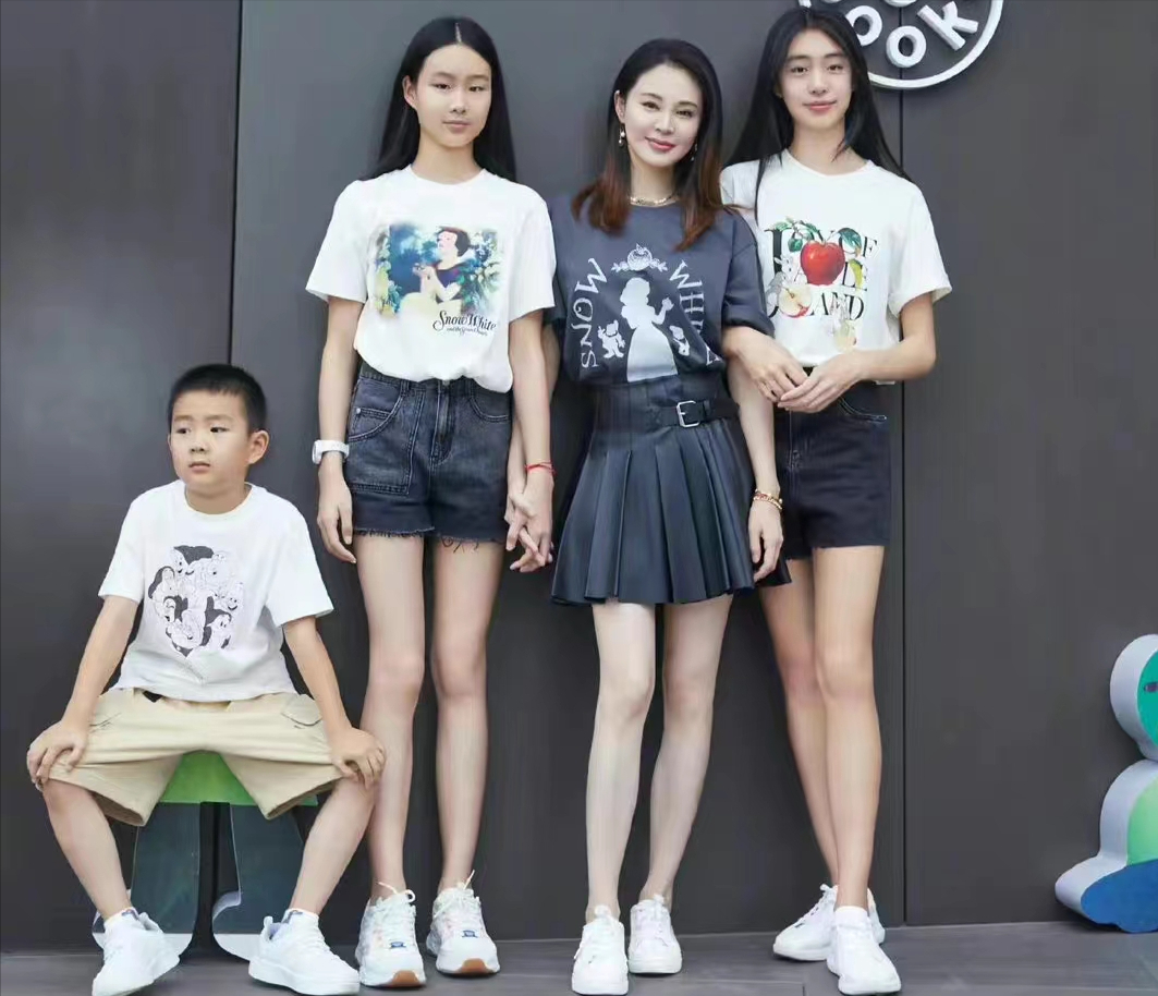 董洁、董璇、关悦跟谭卓带娃现身活动，离开滤镜的容貌太真实了