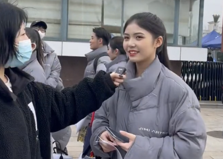 浙江传媒学院艺考现场走红，男生比女生还抢眼，网友直呼大饱眼福