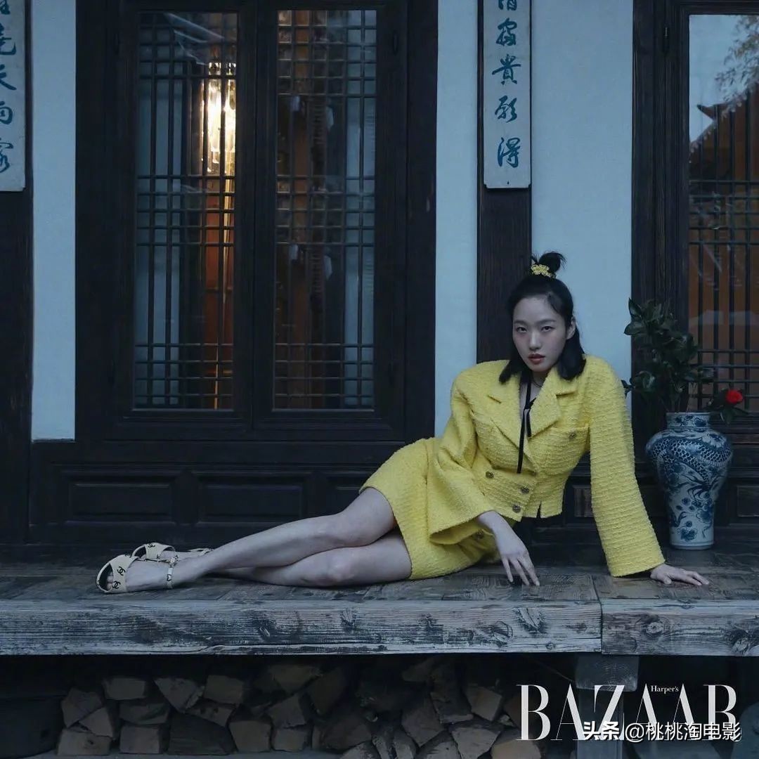 韩国女星金高银《ELLE》封面大片，烟熏妆羊毛卷酷劲十足