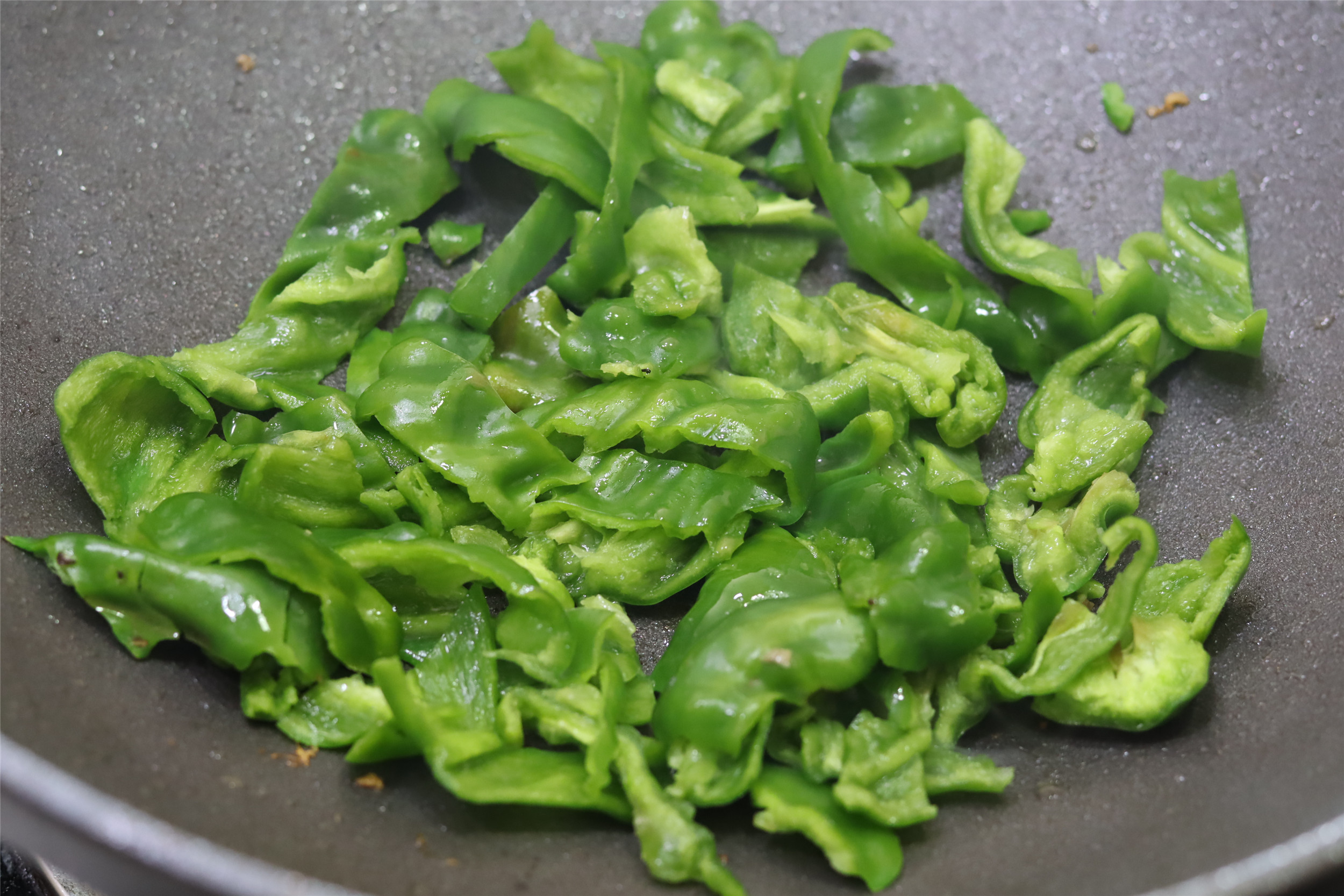 炒辣椒時，記住先“乾煸”的步驟，不管炒肉還是炒蛋，味道會更香