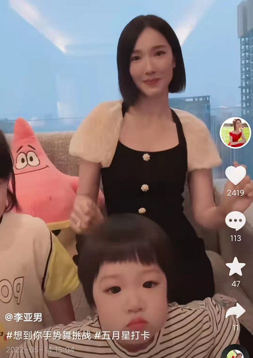 李亚男与两女儿跳舞，天韵手舞足蹈表演欲强，妹妹呆萌可爱像妈妈