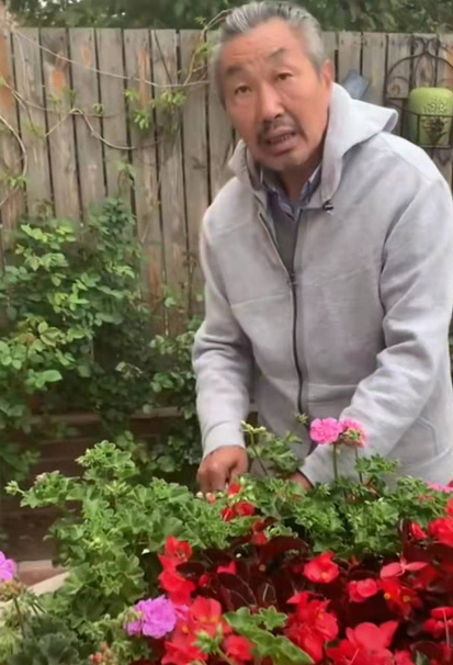 64岁杜源近况罕曝光，戴大金镯子与孙子现身商场，四处闲逛无人识