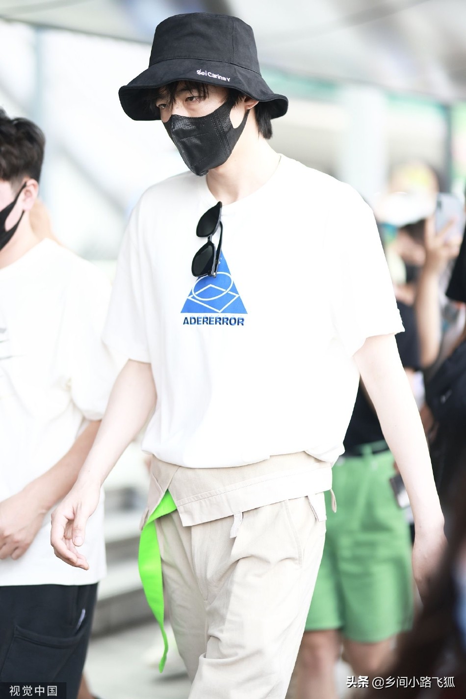 刘宇宁戴渔夫帽抵达机场 穿白T搭工装裤休闲又个性