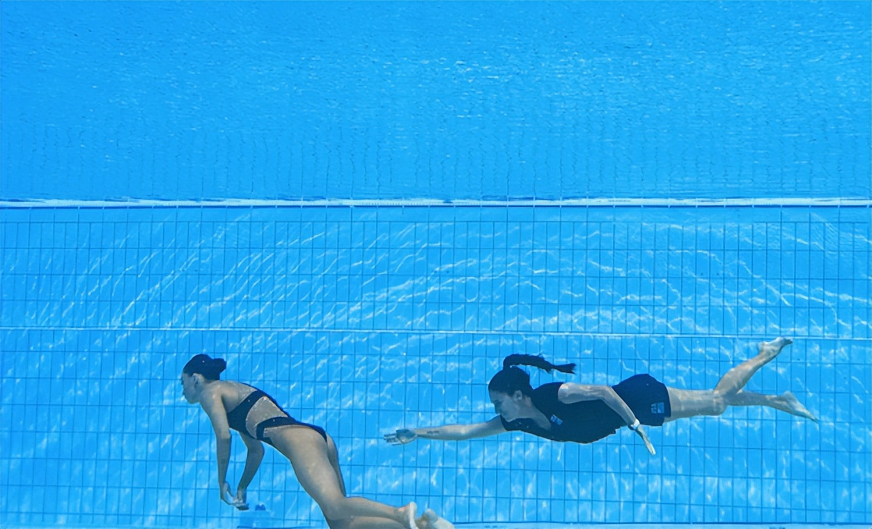 美国花游女将泳池昏厥 沉入水底 救生员惊呆了竟然没有反应