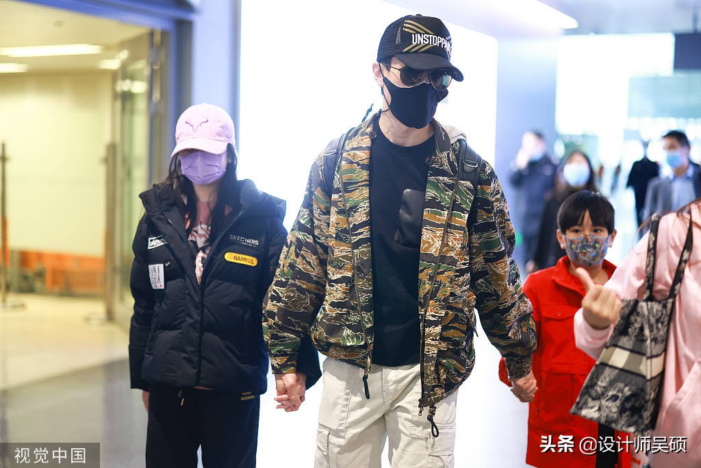吴尊一家四口现身机场 女儿neinei不惧镜头打招呼