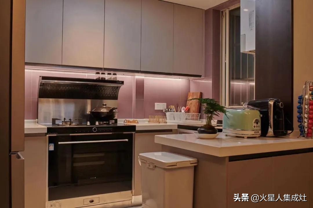 你家装修跟上时代了吗？看过了集成灶厨房，轻松实现高能逆袭