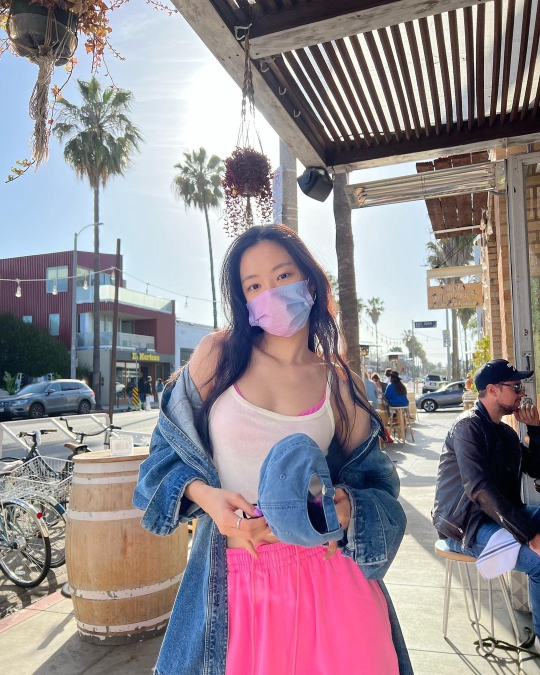 对素颜自信,apink前成员孙娜恩,躺在床上自拍,身材圆润有型