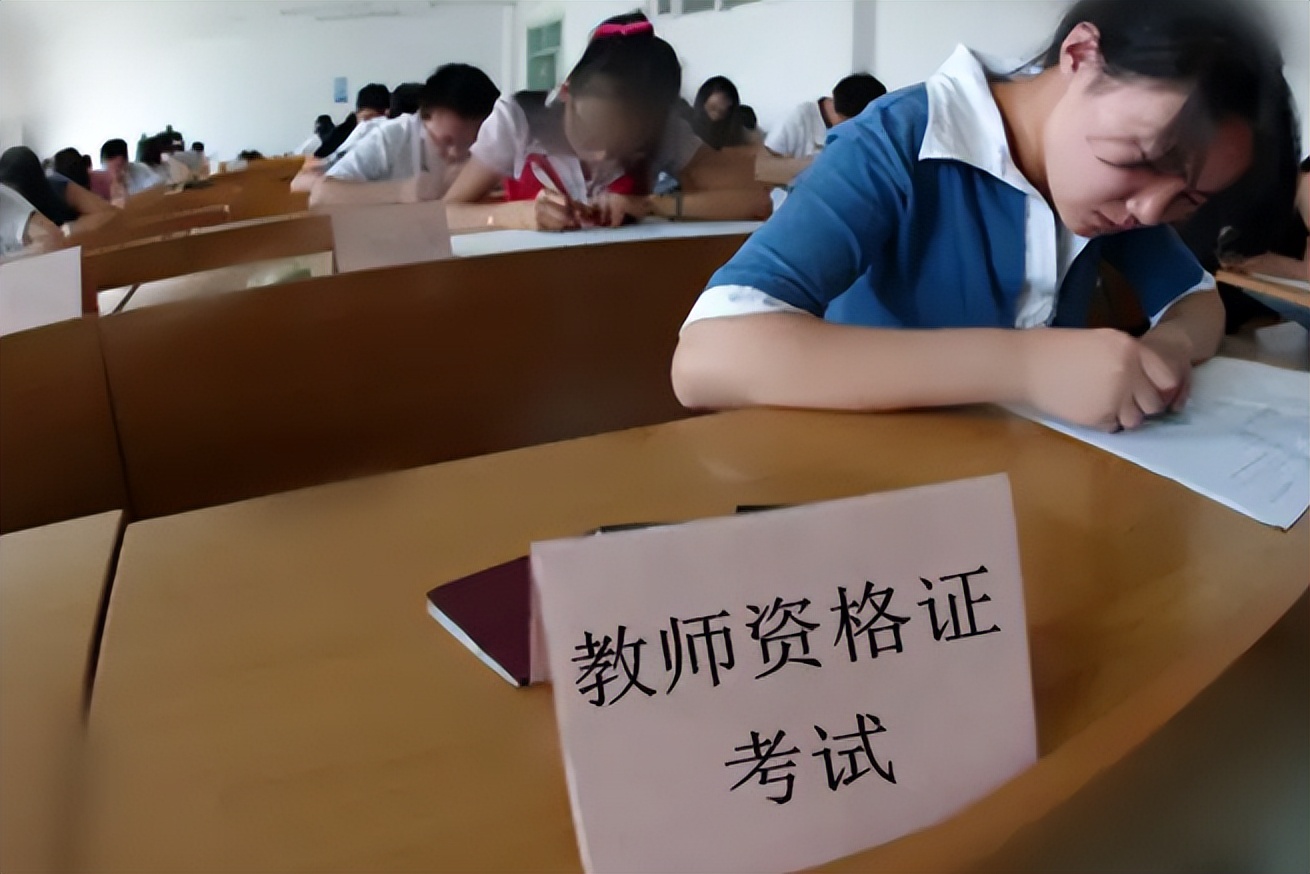 500分左右就能考上的师范类院校，就业形势也不差，中等生可参考