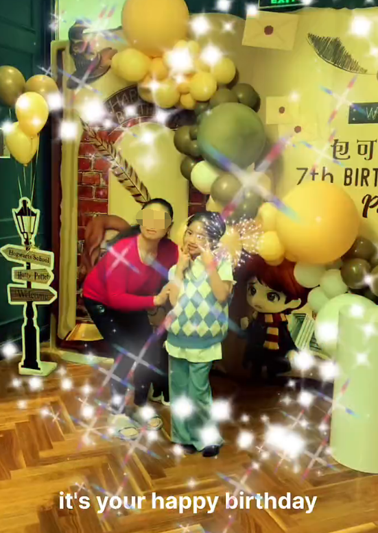 包贝尔夫妇为女儿庆生，7岁饺子打扮隆重，与宾客轮流合照星范足