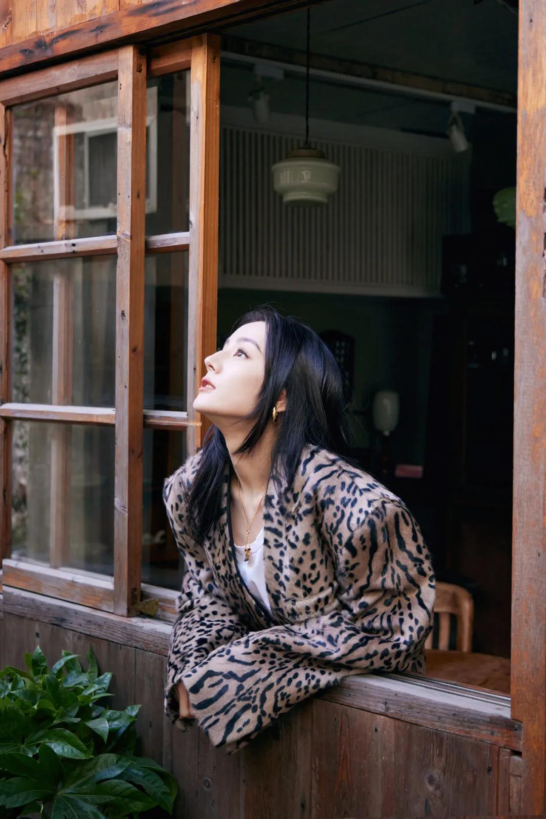 三大顶流的豹纹battle，迪丽热巴休闲惬意，赵丽颖杨幂一言难尽