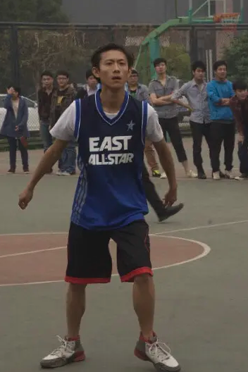 明星校园生活大不同！AB一周10块钱，郑恺开豪车上学，杨紫接地气