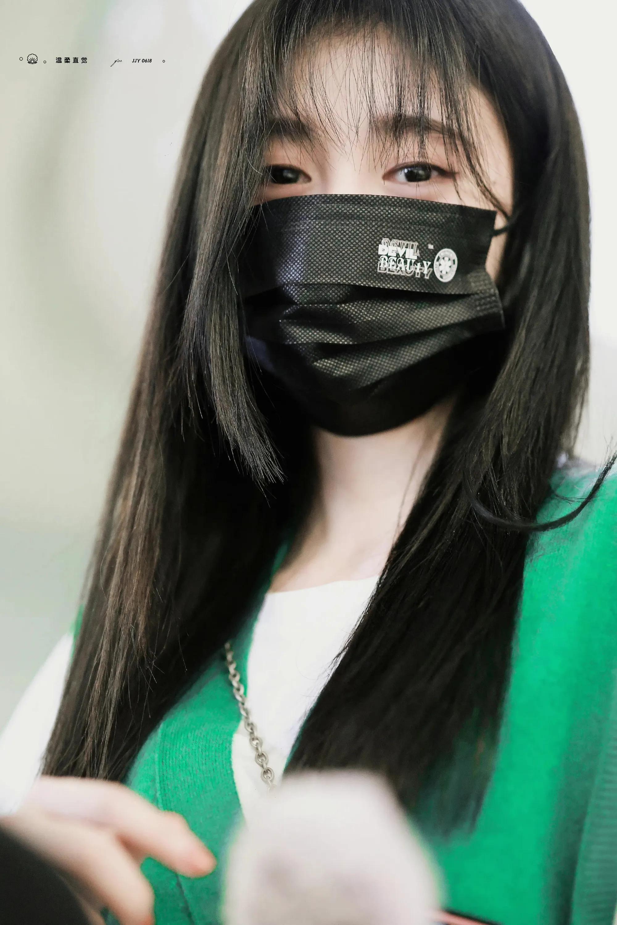 鞠婧祎机场照｜隔着口罩也能看见笑盈盈的脸