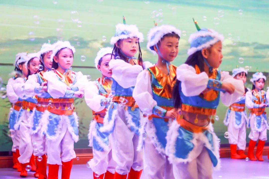 天府新区华阳实验小学举行“童星耀五月·艺术绽花开”群舞比赛