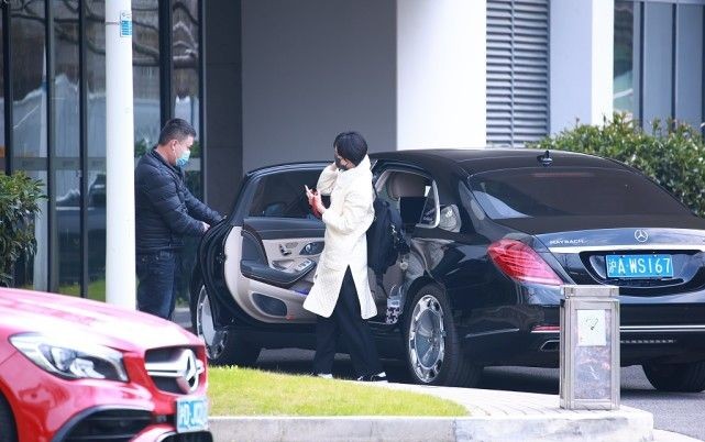 孫俪終于開始炫富 坐300萬豪車高調開工 穿棉服趕飛機成闊太 天天看點