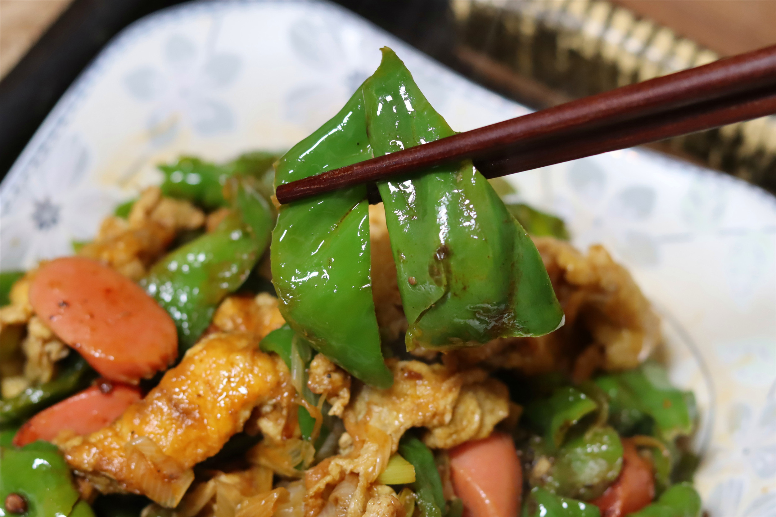 炒辣椒時，記住先“乾煸”的步驟，不管炒肉還是炒蛋，味道會更香