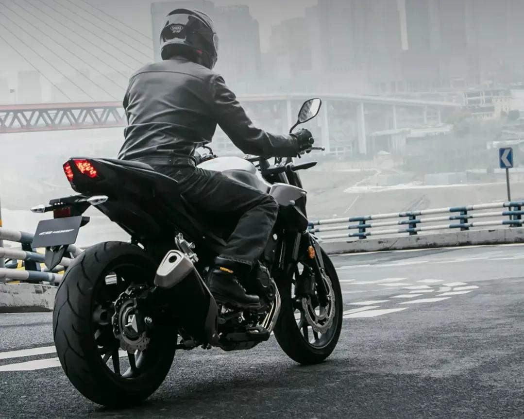 本田cb400系列新款上市,老款开始促销,虽然是玩套路但还是很香