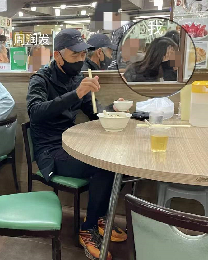 66岁周润发现身小吃店！一头白发又高又瘦，桌上仅有一碗平价汤面