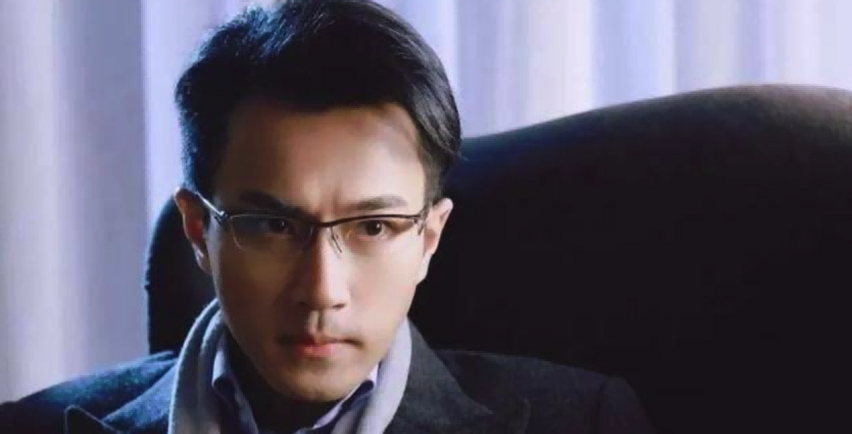 同样是“眼镜造型”，把肖战王一博和吴启华放一起，差距就出来了