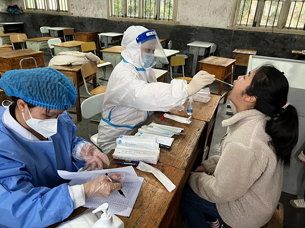 筑牢校园安全防线——小沙江镇中心小学开展第二轮师生核酸检测