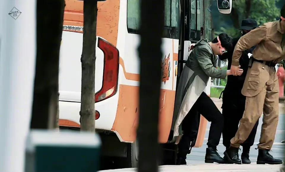 许凯录密逃下车风衣被门夹住，录完风衣也不穿了，许凯憨憨认证