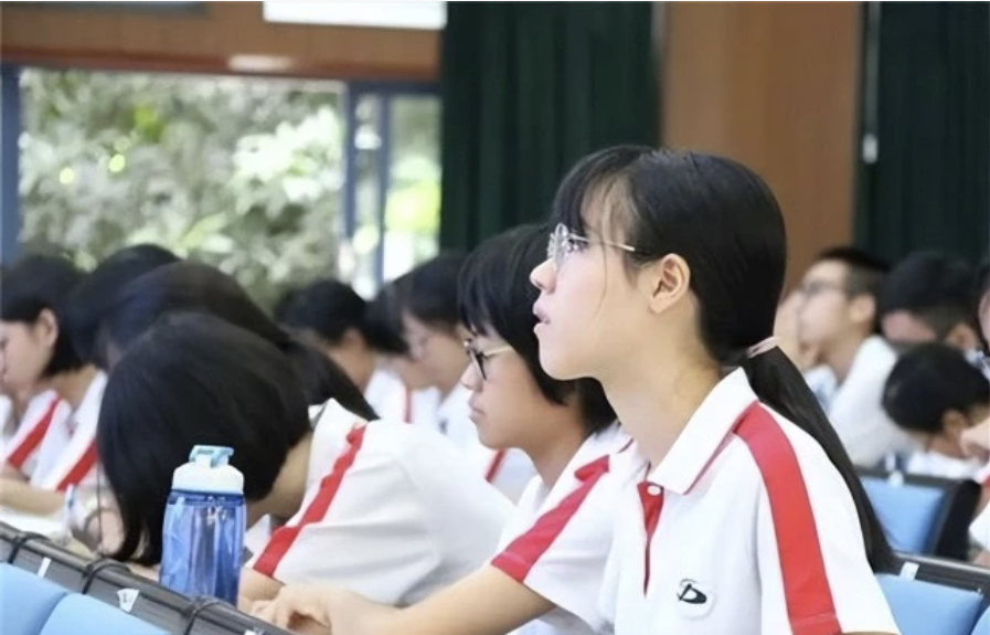 湖北725分高考状元唐楚玥：语文成绩十年难遇，7岁豪言最后成真