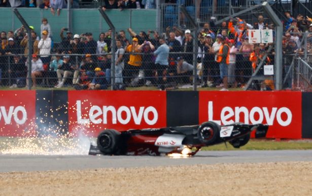 F1人字拖立功!抓拍图看出周冠宇有多幸运 外媒:毫发无伤堪称奇迹