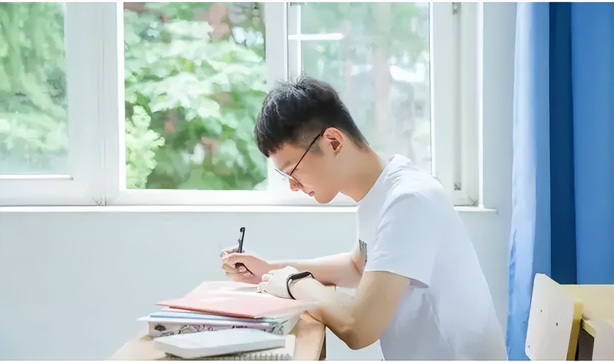 985、211和普通本科有啥区别？几张数据图暴露差距，越努力越幸运