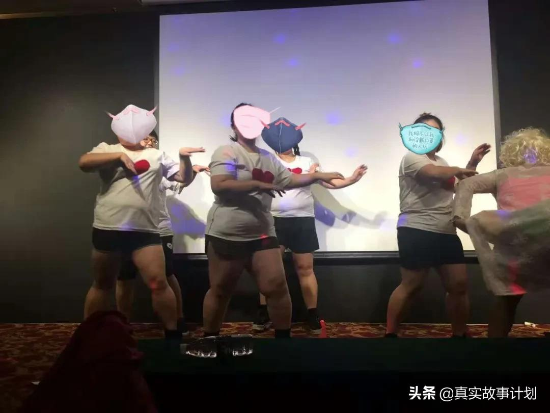 独舞、集体秀、诗朗诵……职场人的年会囧途与社死现场