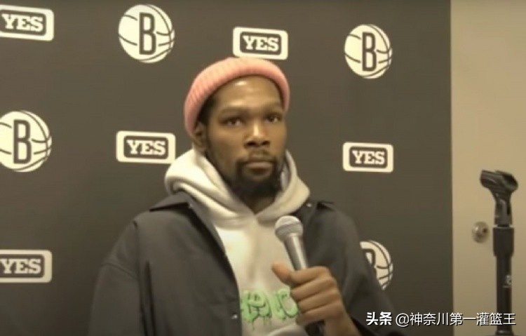 nba球员为什么喜欢戴帽子(球馆内温度适宜，杜兰特为何还要戴着粉色帽子接受媒体采访？)