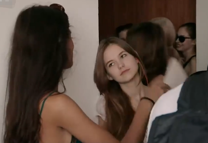 俄罗斯姑娘在上海，白天做模特晚上去酒吧领舞，一月工资才4000元