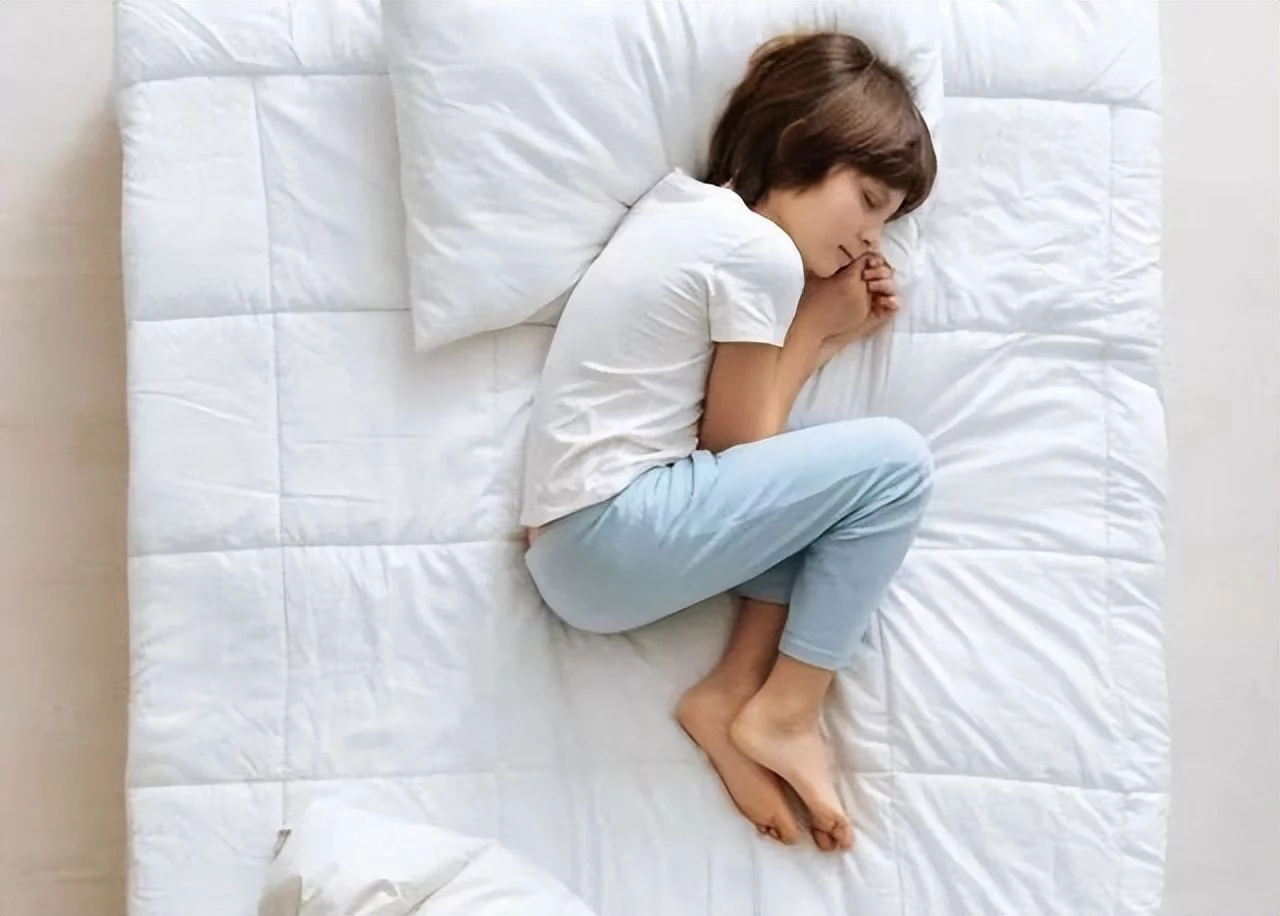 有种睡姿易让孩子头骨变形，还可能拉低颜值，很多父母还傻傻被坑